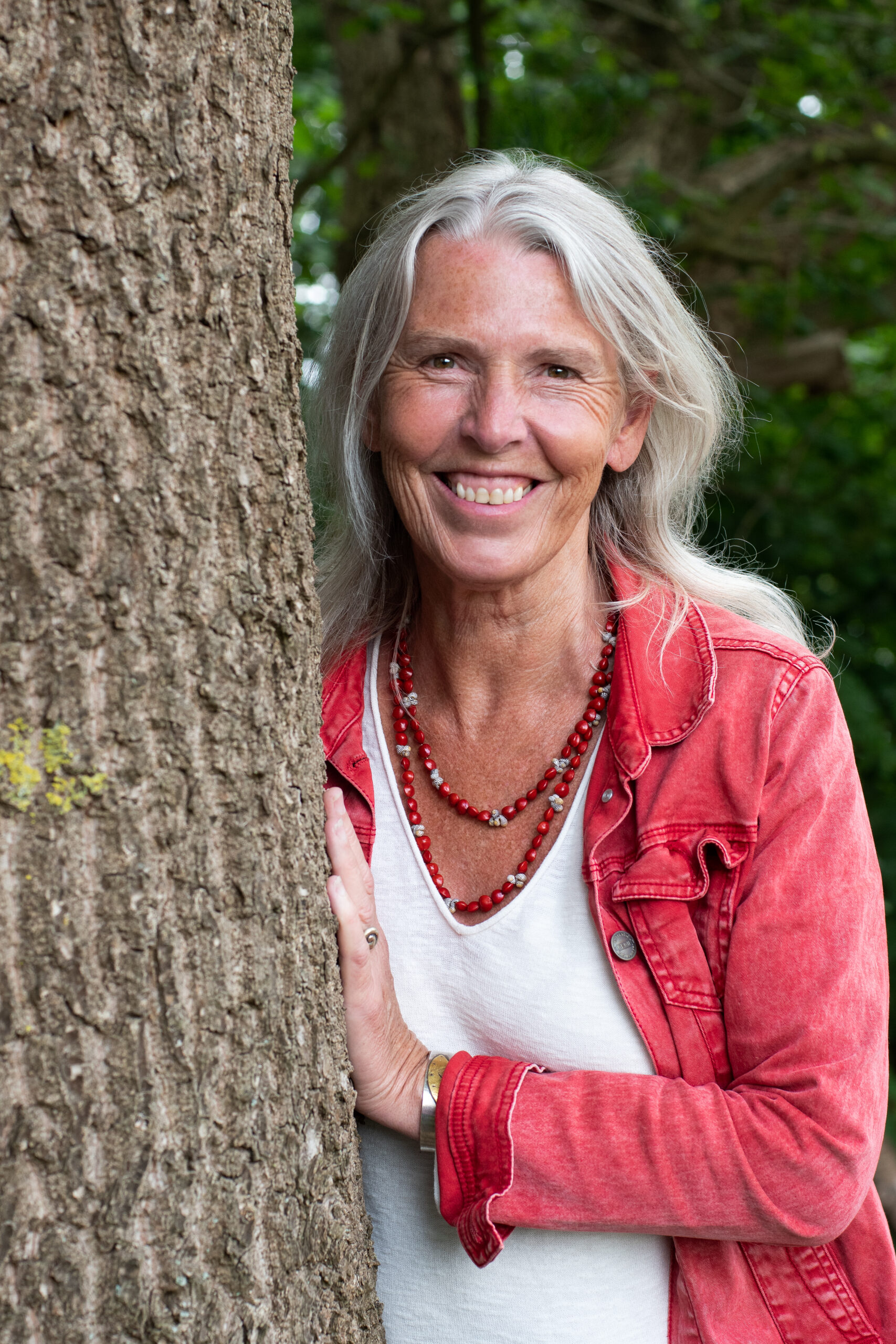 Christel umarmt einen Baum